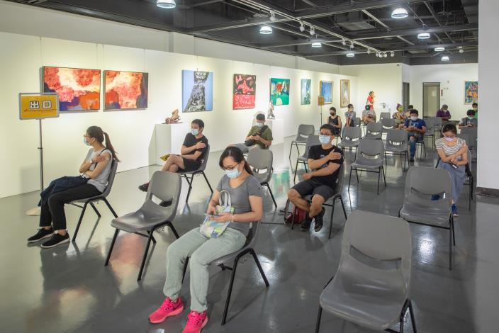 市民朋友施打疫苗的同時，可欣賞展覽作品