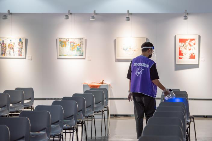 桃園展演中心1樓展場作為疫苗接種站，以寬敞適宜的藝文空間，結合藝文展覽《台美國際藝術交流展》，讓接種民眾駐足欣賞藝術，成功讓藝文活動投入防疫最前線