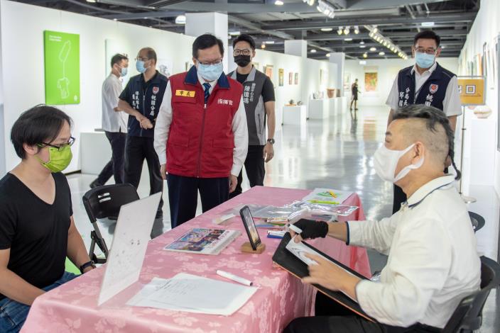 現場的街頭藝人為市民免費速寫出專屬個人的Q版漫畫人像
