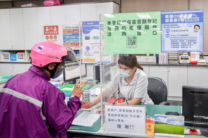 龜山區農會為民眾提供貼心的疫苗意願登記及預約接種諮詢服務