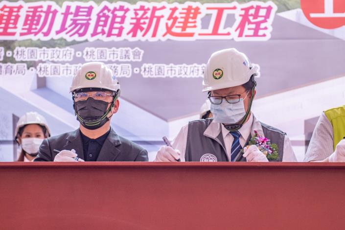 鄭市長與教育部丁參事在梁上簽名