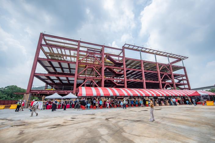 跆拳道暨運動場館為楊梅體育園區興建計畫之一，總樓地板面積約4,343坪，工程進度已達35.88%，預計111年9月完工