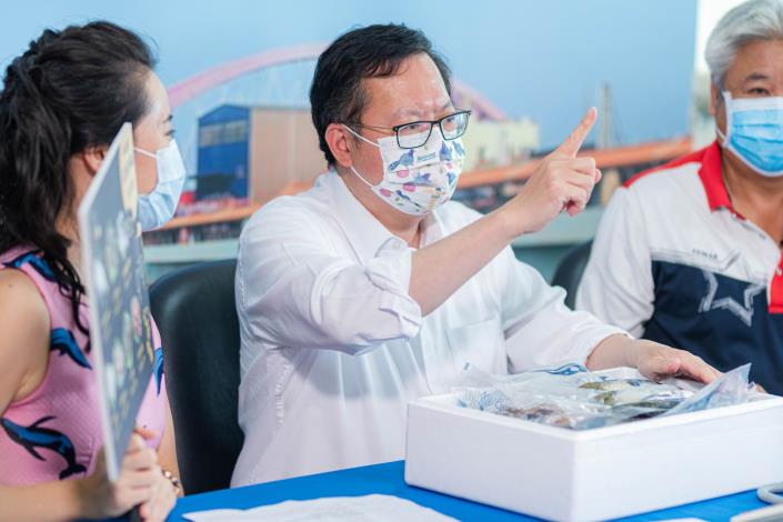 市長表示，限定版「中秋鮮魚箱禮盒」，均為當季的新鮮魚貨，絕對物超所值