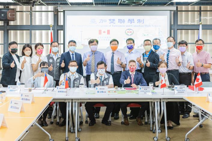 桃市多位高中校長共同出席合作備忘錄簽署儀式