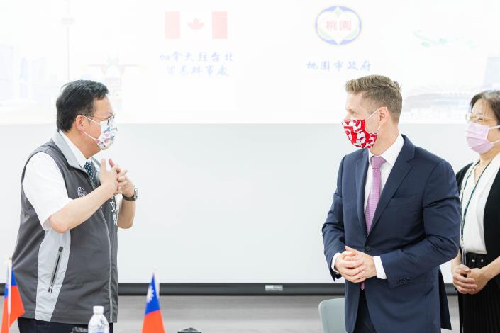 鄭市長說，加拿大在英語教育、科技、人本與STEAM發展等方面，都是很好的教學典範