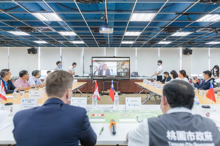 加拿大薩省薩斯卡通市教育局長Francois Rivard透過視訊參與簽署儀式