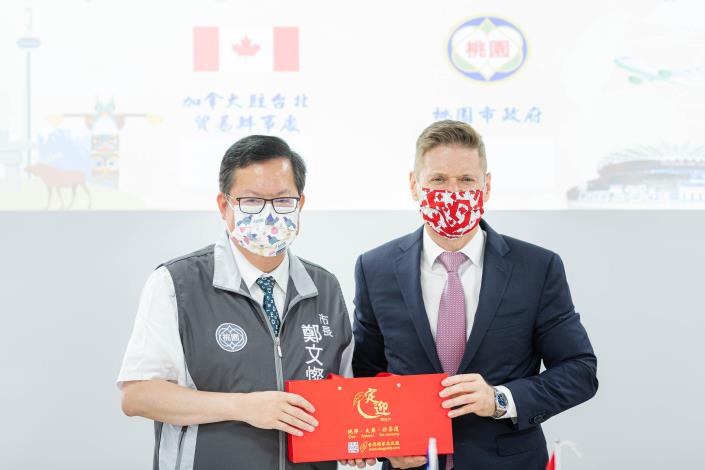 鄭市長感謝芮喬丹代表與團隊實現高中雙聯學制計畫