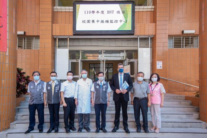 鄭市長邀請德國經濟辦事處林百科處長至桃園高中視察疫苗接種情形