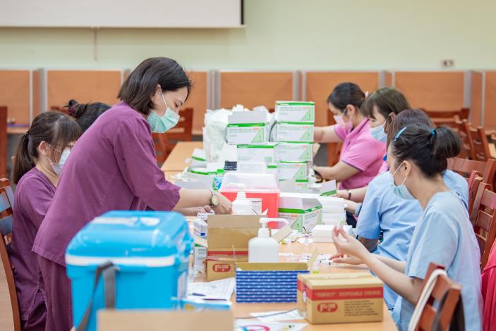 桃園高中疫苗接種由台北榮民總醫院桃園分院執行，由醫護人員到每個班級施打