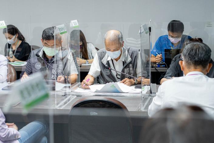 農業局長郭承泉說明各農會振興五倍劵優惠方案及農民紓困辦理情形