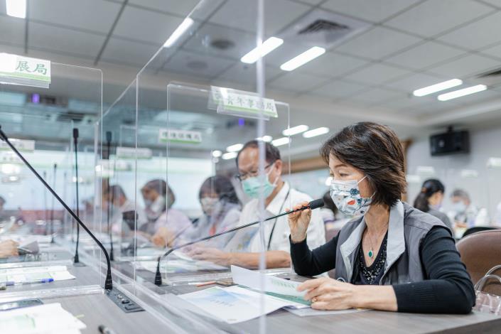 青年局代理局長涂淳惠說明紓困業務辦理情形