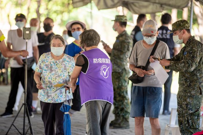 後備指揮部服務團隊及防疫桃園隊志工們協助引導民眾