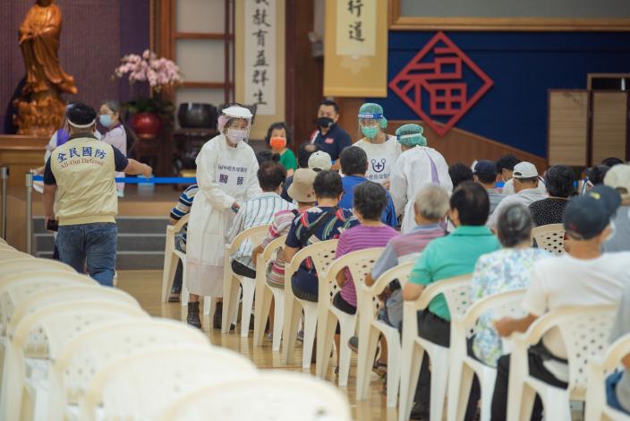 中壢長榮醫療團隊依序為長輩們施打疫苗
