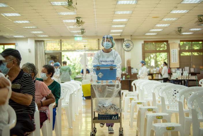 中壢長榮醫療團隊負責協助慈濟中壢志業園區疫苗接種站的施打作業