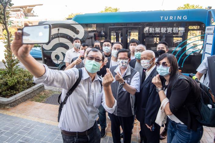 鄭市長和與會貴賓一起比愛心自拍留念