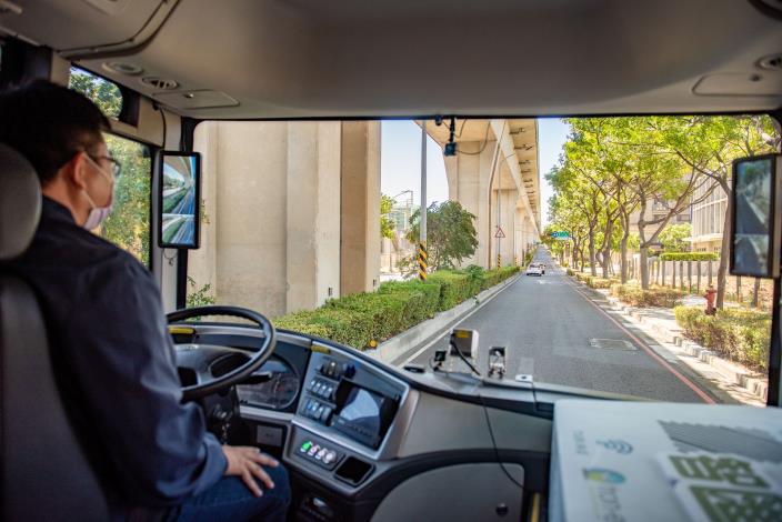 自駕車試運行階段仍有安全操作員監控車輛