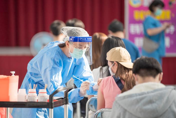 聖保祿醫療團隊為民眾施打疫苗