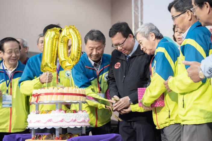 市長和巡守志工們一同切蛋糕，歡慶創隊10週年紀念