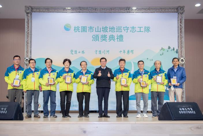 市長和獲獎者於台上合影