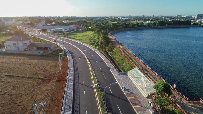 「桃42線月桃路拓寬工程」將既有寬度約5至12公尺的道路拓寬為20公尺，並配置雙向共4車道