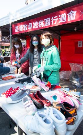 義工協助收受舊鞋及背包