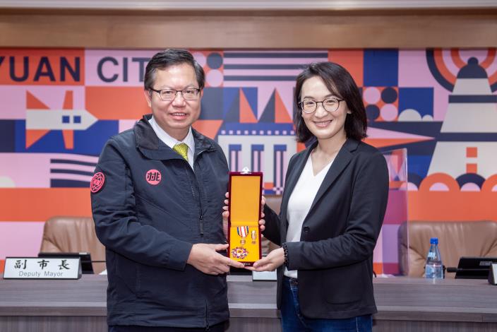 鄭市長表揚前青年局長顏蔚慈榮獲行政院三等功績獎章，感謝推動青年事務的卓越貢獻