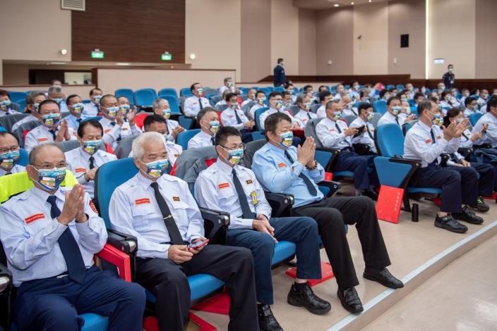 桃園市守望相助隊自今（110）年6月起在疫苗接種站及公有市場，第一線投入防疫勤務