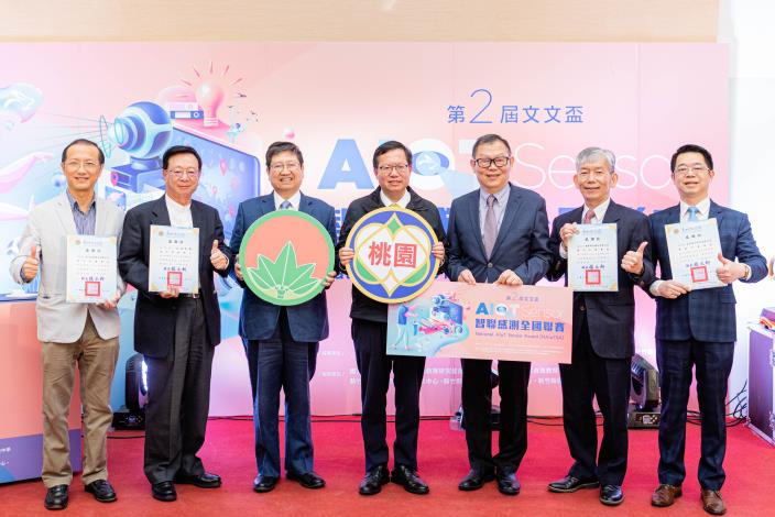 市長、新竹縣長楊文科、國立陽明交通大學校長林奇宏與貴賓們合照