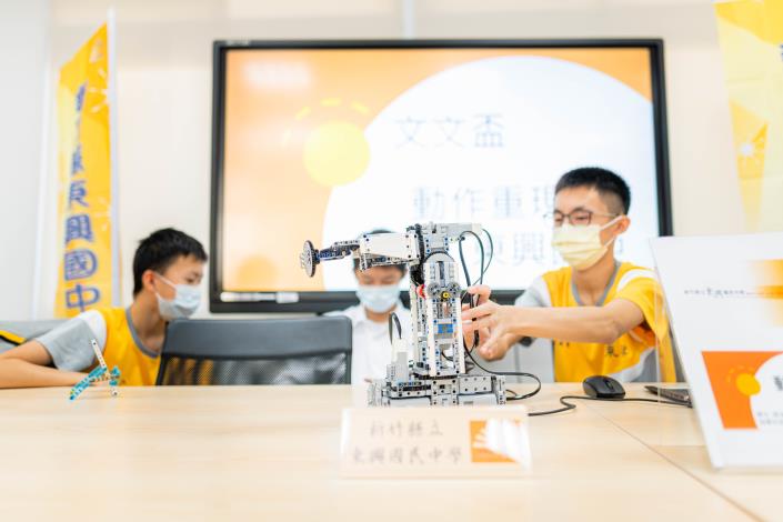 學生展示AIoT Sensor作品