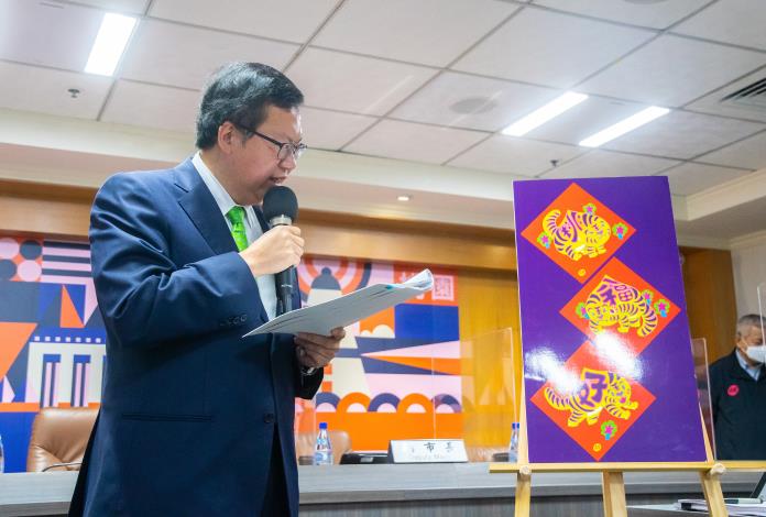 「桃」、「福」、「好」斗方春聯除可至市府一樓「喜憨兒桃園市府庇護商店」及「全家便利商店桃園市府店」索取外，自12月20日起，民眾也可至本市庇護工場及獨立書店索取
