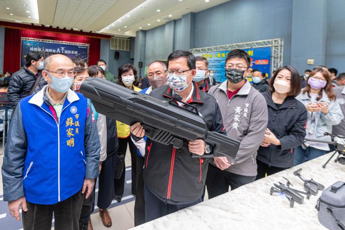 市長和與會來賓參觀無人機展區