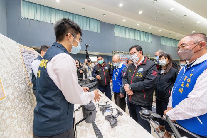 警察同仁向市長及與會來賓介紹無人機使用