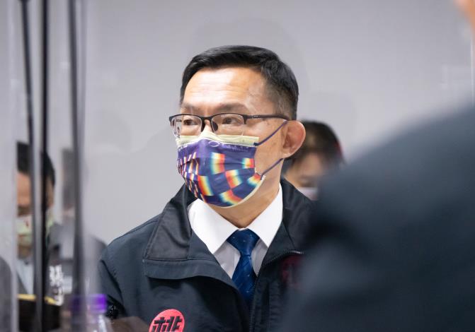 教育局長林明裕指出，桃園市國中、高中（職）及五專學生將全數於111年1月20日前完成BNT第二劑疫苗入校接種。|