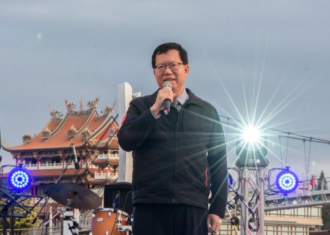 鄭市長致詞表示，2022跨年花火音樂晚會洋溢著龍潭的客家文化氛圍及幸福感，陪伴市民朋友迎向充滿希望的2022年