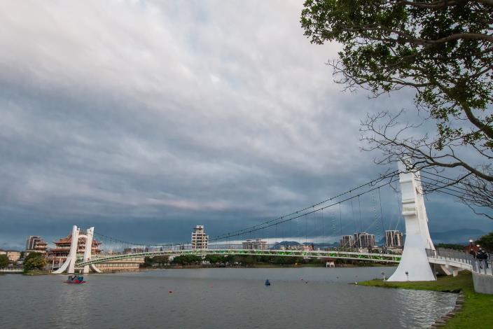 市府改建傳統吊橋為斜張複合式吊橋，結合地景發展精彩的煙火瀑布，相當值得走訪體驗