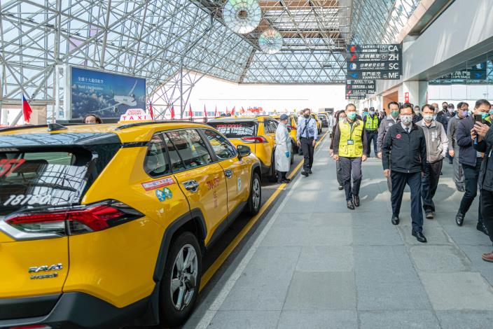 市長前往桃園機場第二航廈，視察桃園市防疫車隊運作情形
