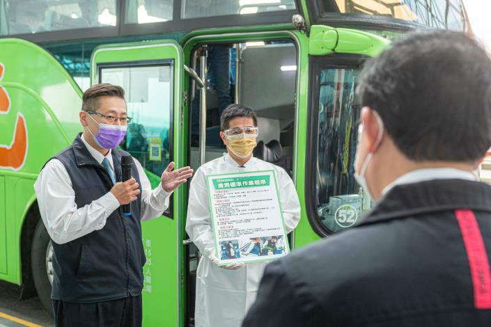 防疫車隊同仁向市長說明車輛清消標準作業流程