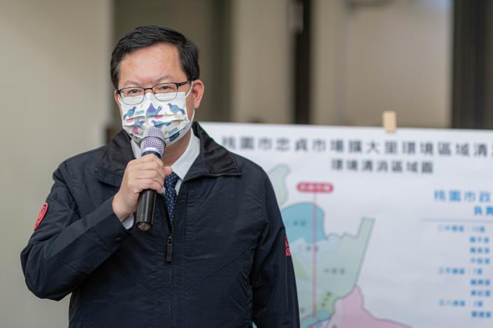 市長慰勉防疫消毒大隊與33化兵群攜手擴大消毒作業，確保社區安全