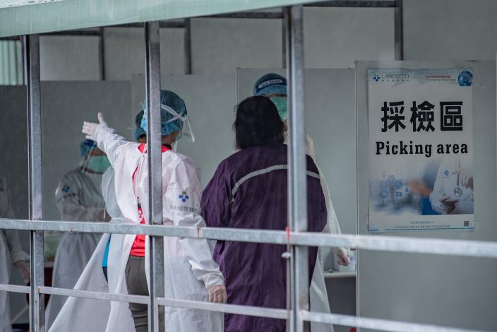 民眾依據現場人員指引，進入採檢區進行採檢