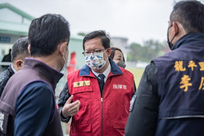市長和採檢站團隊討論採檢情況