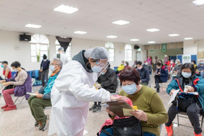 醫護同仁仔細為民眾評估身體狀況