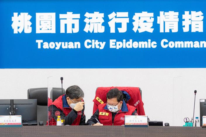 衛生局長王文彥向市長說明各項專案採檢結果