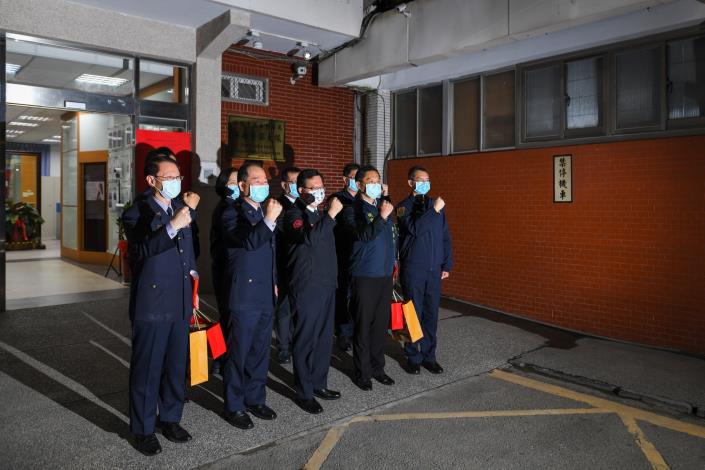 市長與保安警察大隊合影留念