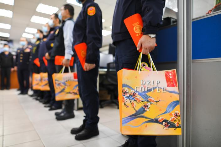 市長致贈慰勞品，感謝桃警團隊犧牲假期，守護市民安全