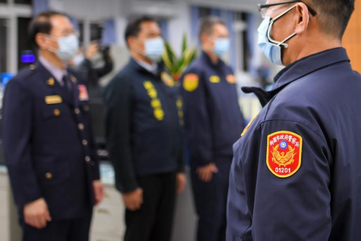 市長感謝警察局團隊全力協助防疫工作，包括協助支援疫調追蹤、疫苗護送、接種站安全維護等勤務