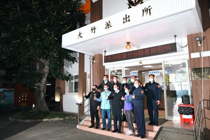 市長與蘆竹分局大竹派出所警察同仁合影
