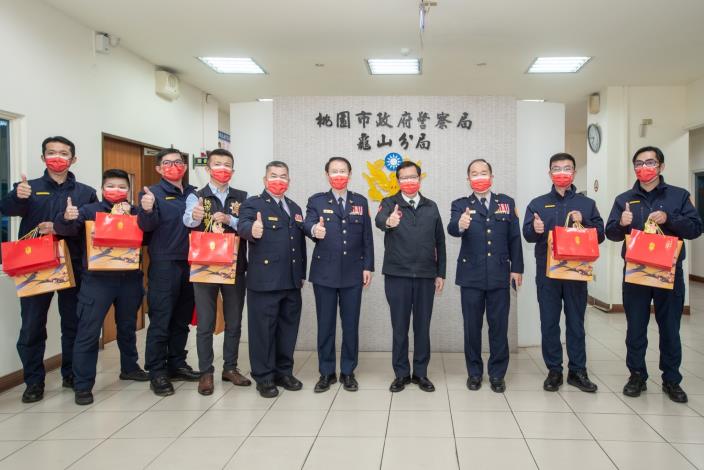 市長前往龜山分局致贈慰勞品，並感謝同仁執勤辛勞