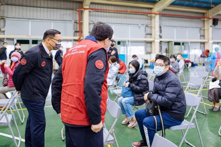 桃市教職員工第三劑莫德納疫苗接種專案今（8）日預計服務約1萬6,499位教職員工，鄭市長與教育局林局長一同視察接種站作業情形，並關心接種疫苗的教職員工