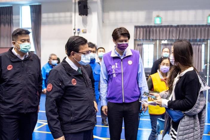 市長向接種疫苗的教職員工問候致意