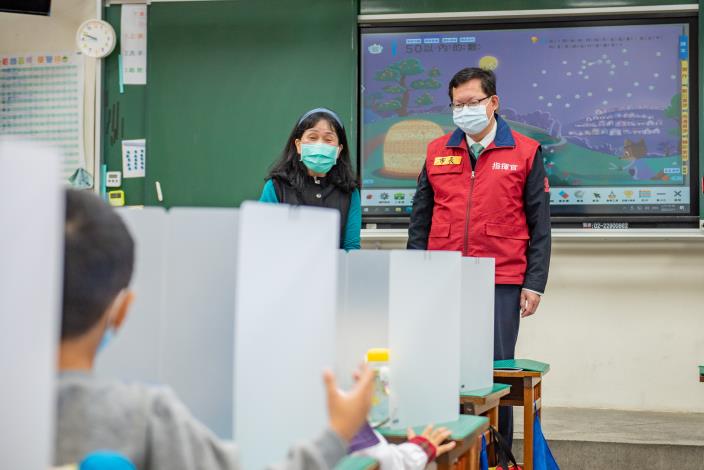 學生上課及用餐皆使用隔板，阻絕口沫傳染的風險